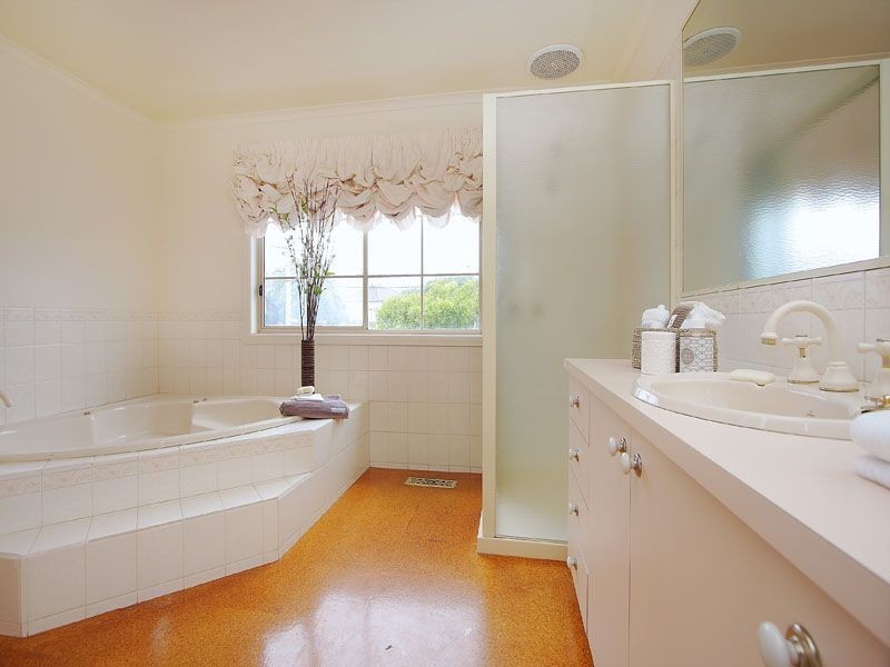 1 Hollygreen Drive, Wheelers Hill VIC 3150