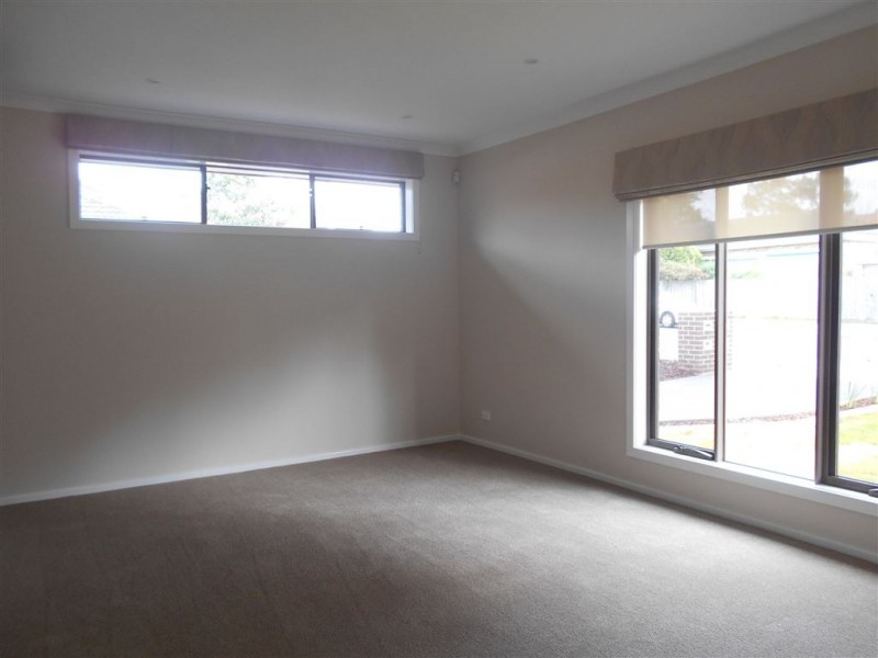 1/2 Folkestone Road, Glen Waverley VIC 3150