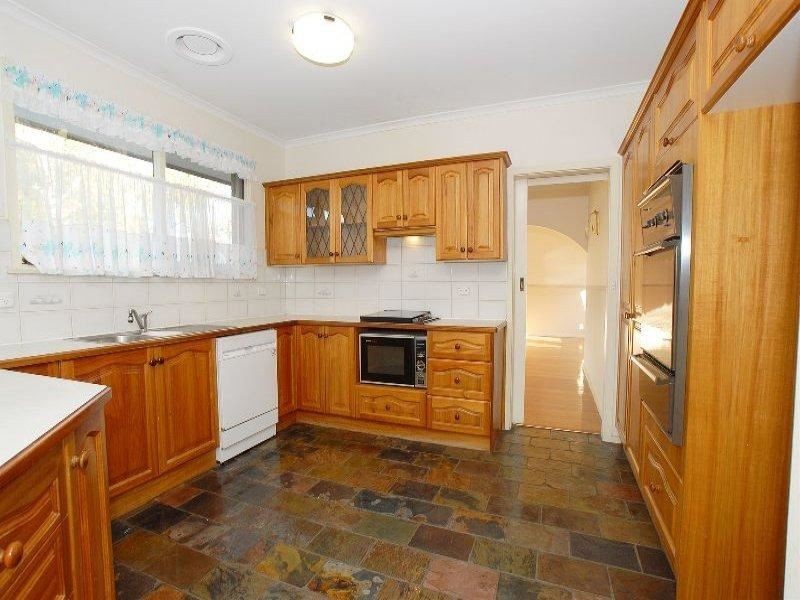 4 Crestmont drive, Glen Waverley VIC 3150