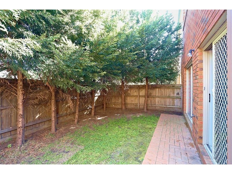 17 Larkspur Cct, Glen Waverley VIC 3150