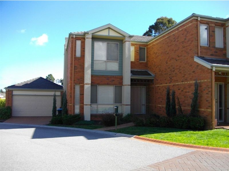 1 St Laurent Rise, Knoxfield VIC 3180