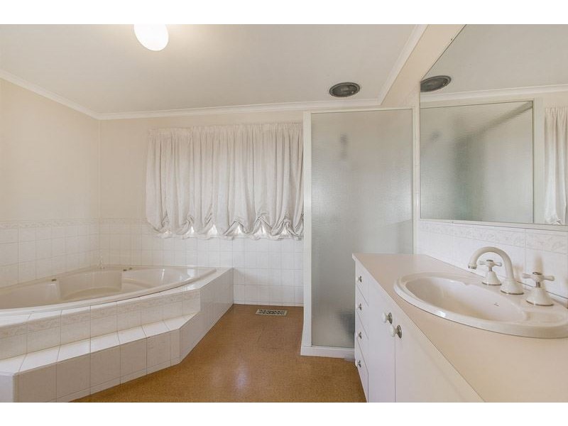 1 Holly Green Drive, Wheelers Hill VIC 3150