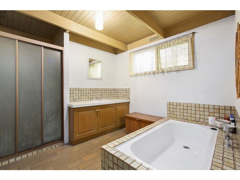 18 Darlington Avenue, Wheelers Hill VIC 3150