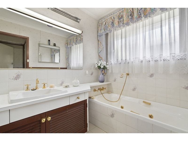 17 Honeysuckle Avenue, Wheelers Hill VIC 3150