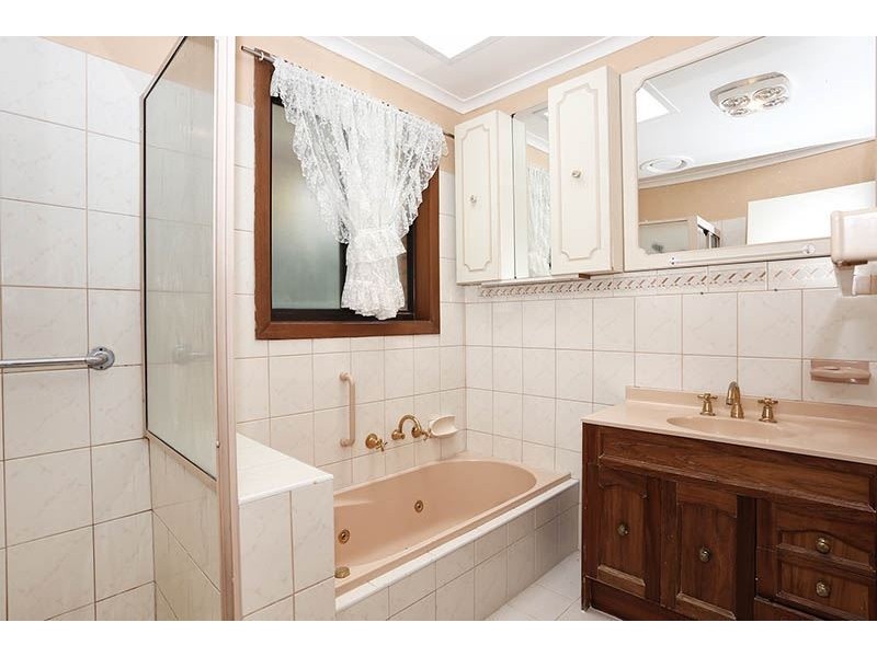 35 Holmbury Blvd, Mulgrave VIC 3170