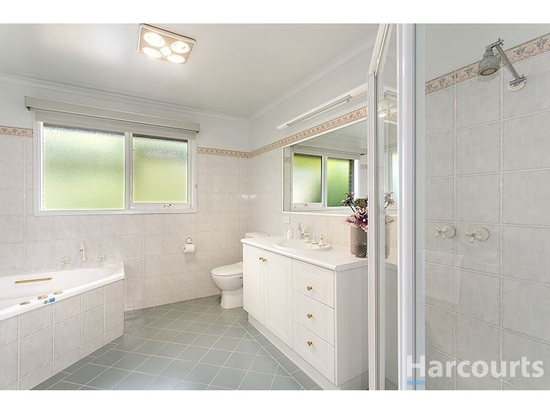 9 Bunker Crescent, Glen Waverley VIC 3150