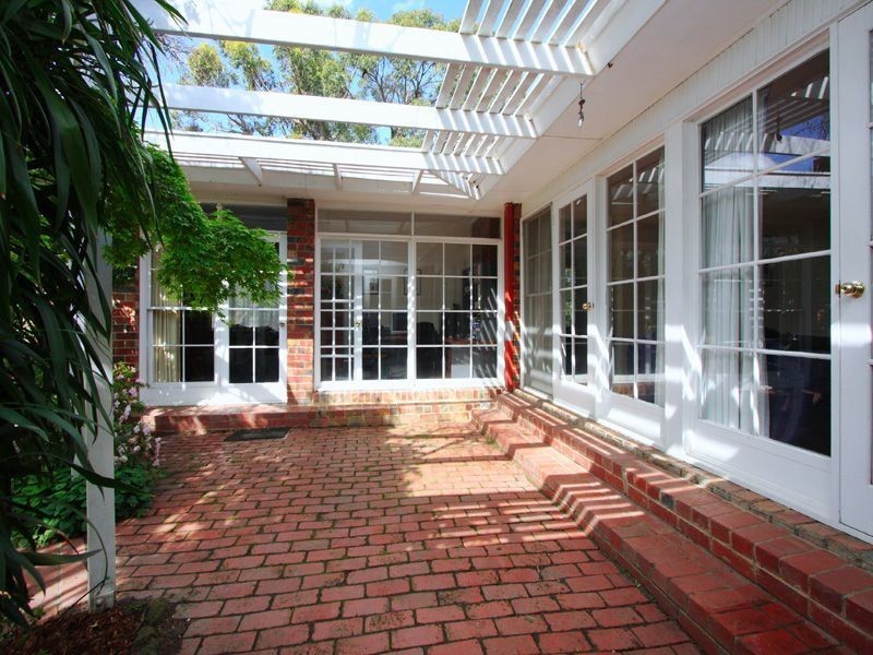 11 Blenheim Avenue, Glen Waverley VIC 3150