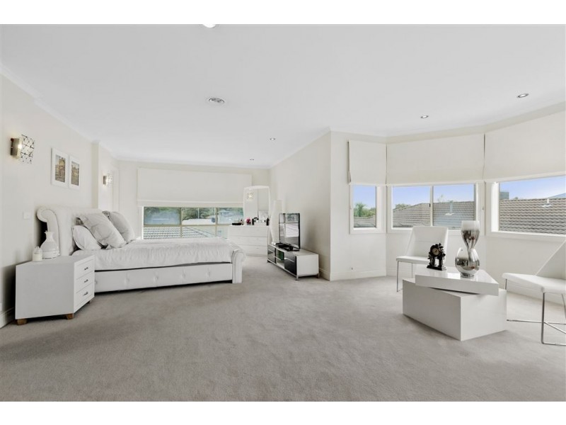 2 Margaret Gray Close, Glen Waverley VIC 3150