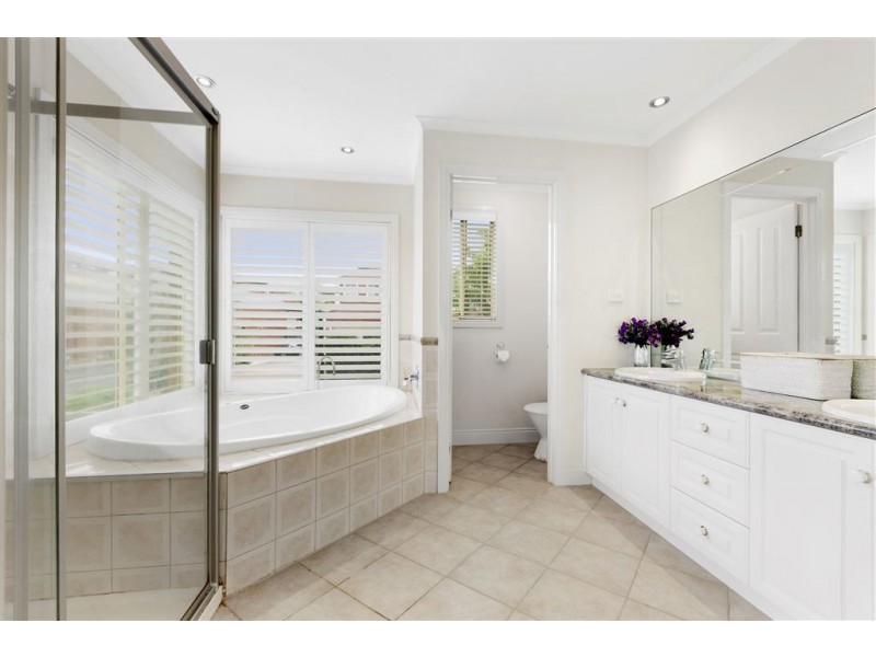 2 Margaret Gray Close, Glen Waverley VIC 3150