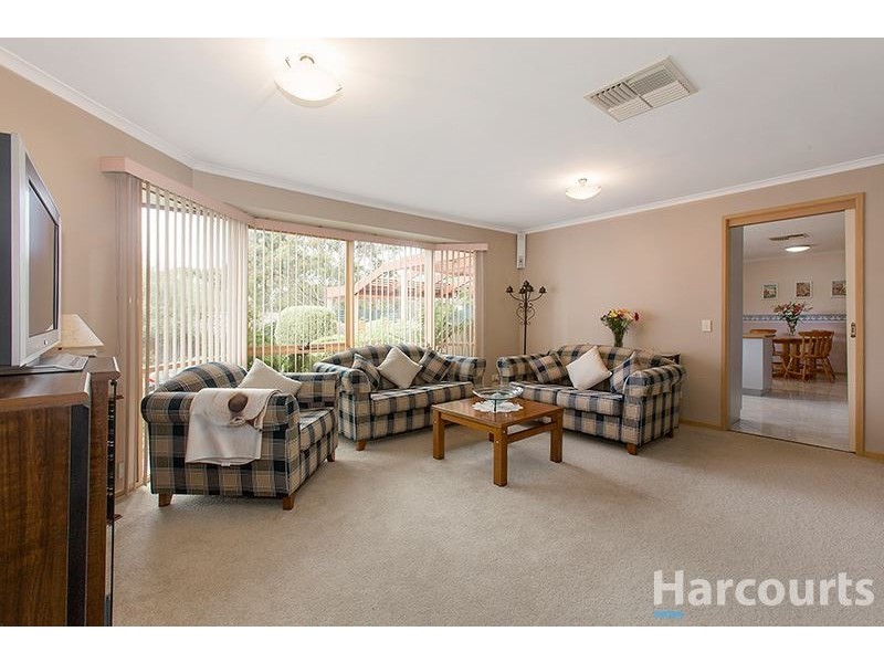 4 Fernbrook Rise, Knoxfield VIC 3180