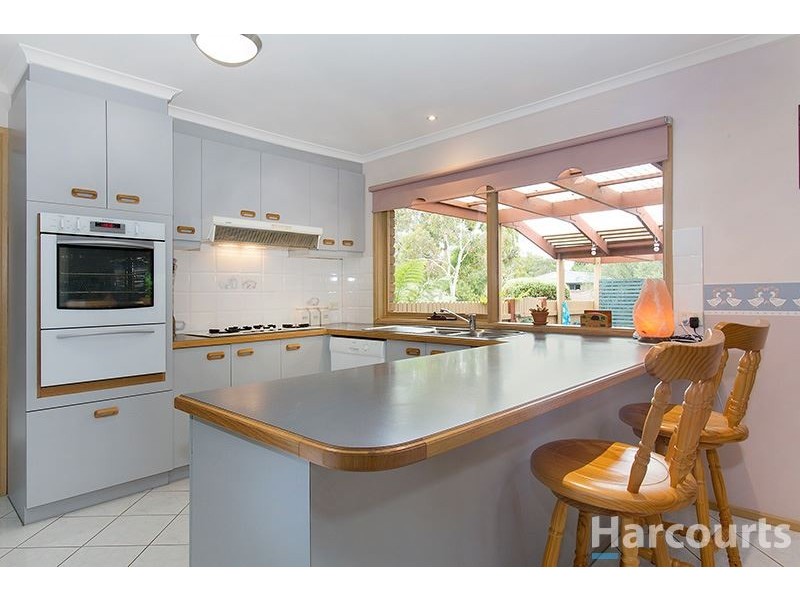 4 Fernbrook Rise, Knoxfield VIC 3180