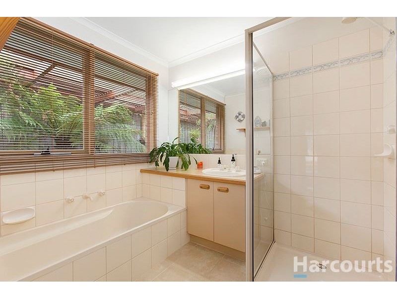 4 Fernbrook Rise, Knoxfield VIC 3180