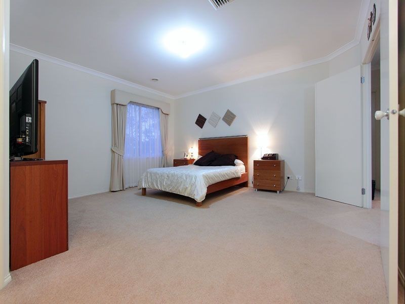 18 Holmes Way, Glen Waverley VIC 3150