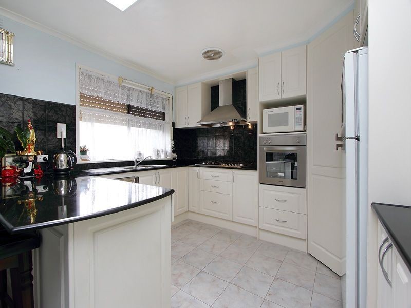 17 Lomond Drive, Glen Waverley VIC 3150