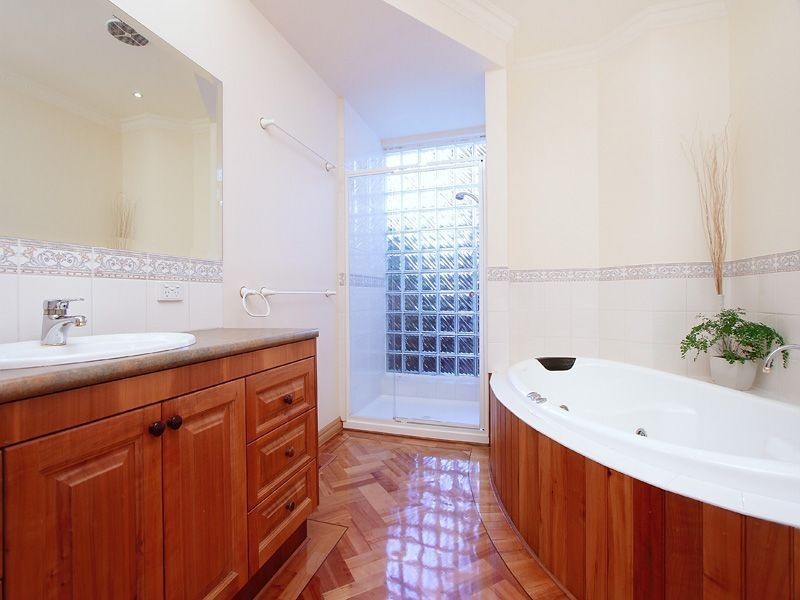 21 Chesterville Road, Glen Waverley VIC 3150