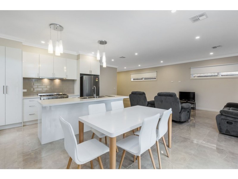 2/8 Coomleigh Drive, Glen Waverley VIC 3150