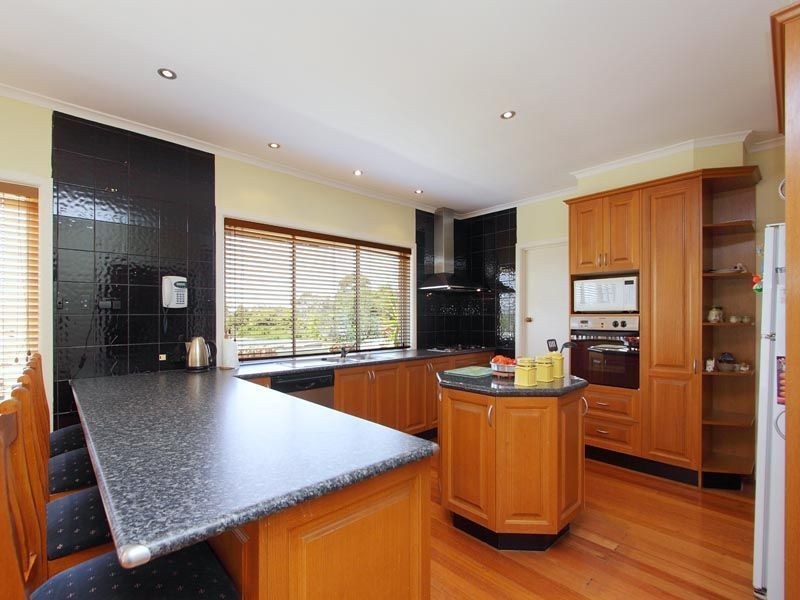 14 Crestmont Drive, Glen Waverley VIC 3150