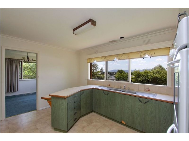 16 Crestmont Drive, Glen Waverley VIC 3150