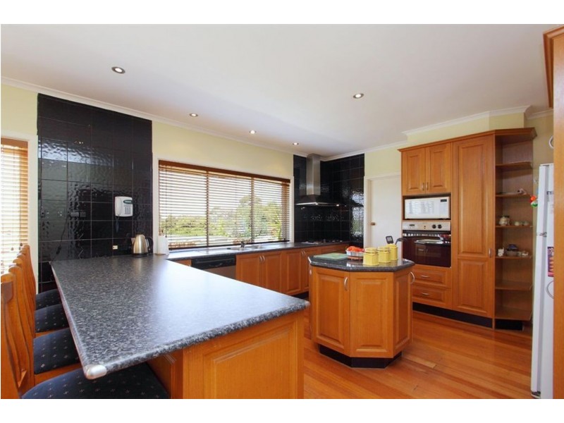 14 Crestmont Drive, Glen Waverley VIC 3150