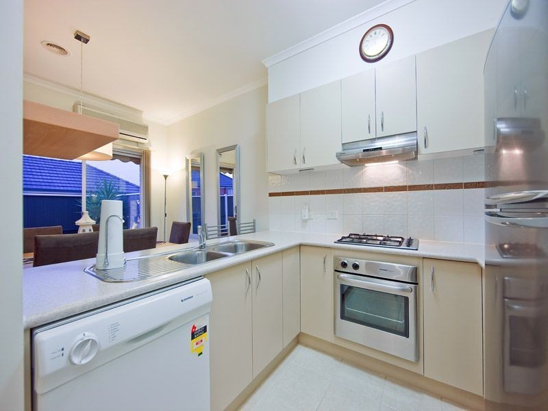 10/18 Tulloch Grove, Glen Waverley VIC 3150