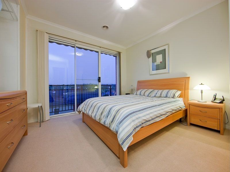 10/18 Tulloch Grove, Glen Waverley VIC 3150