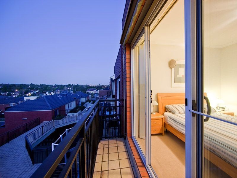 10/18 Tulloch Grove, Glen Waverley VIC 3150