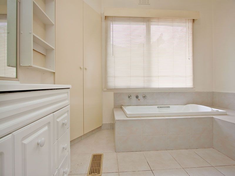 30 Lincoln Avenue, Glen Waverley VIC 3150