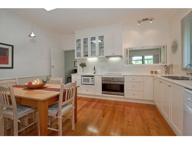 16 Roberts Street, Glen Waverley VIC 3150