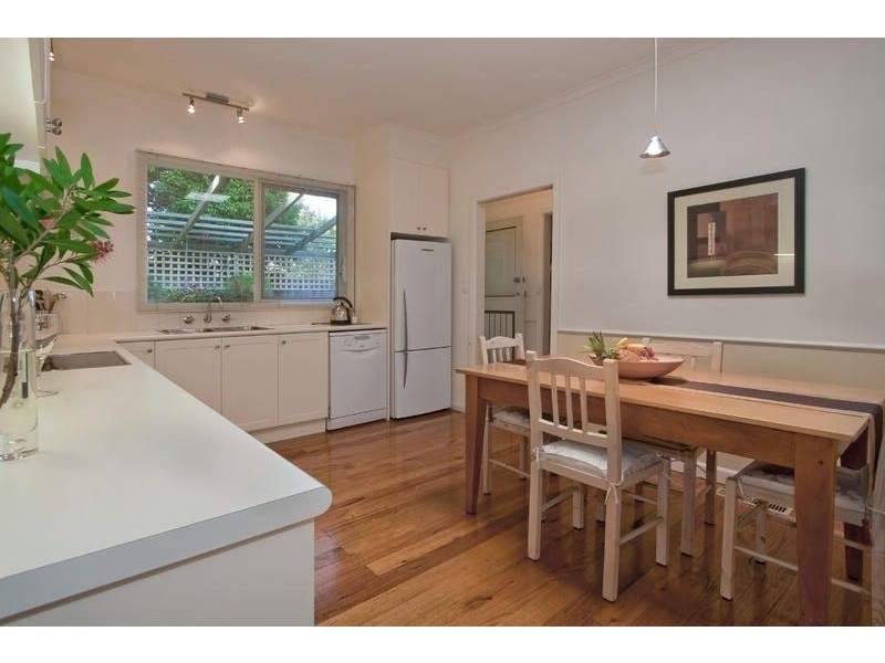 16 Roberts Street, Glen Waverley VIC 3150