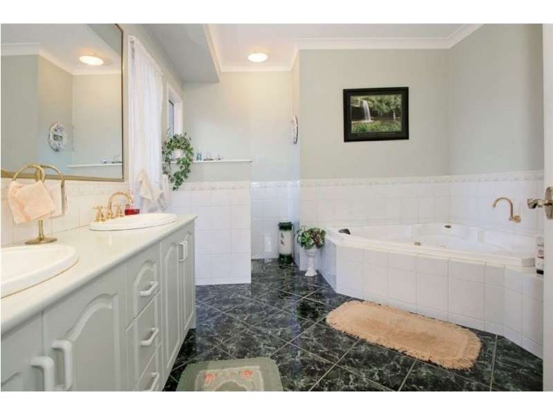 4 Fiona Court, Glen Waverley VIC 3150