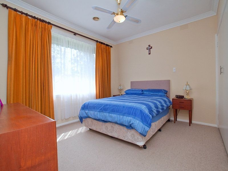 136 Watsons Road, Glen Waverley VIC 3150