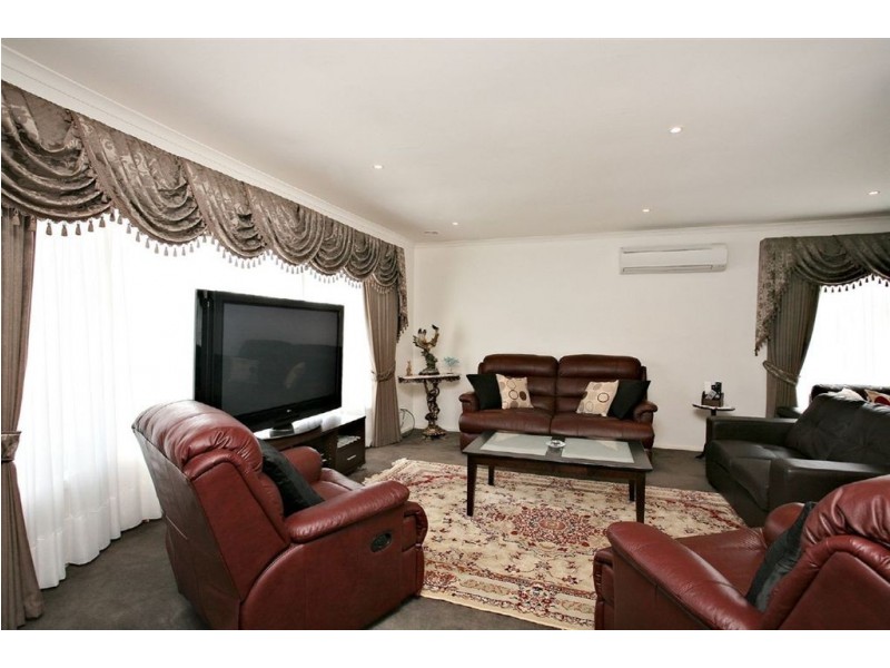 15 Blackwood Drive, Wheelers Hill VIC 3150