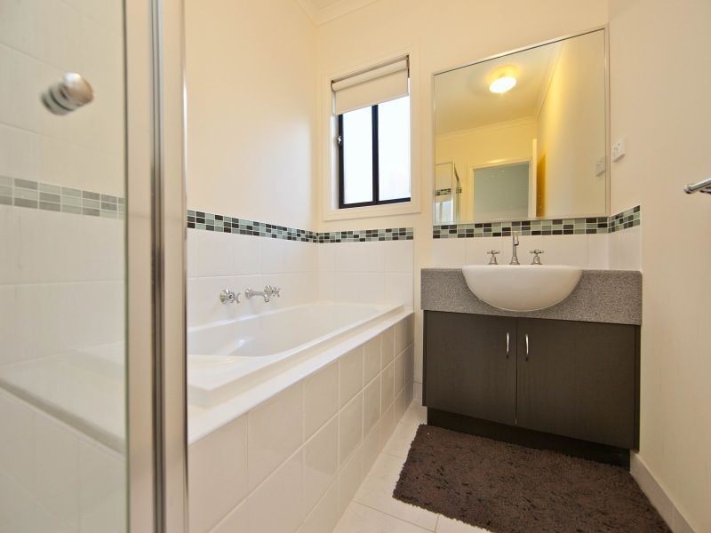 1/103 Army Road, Pakenham VIC 3810