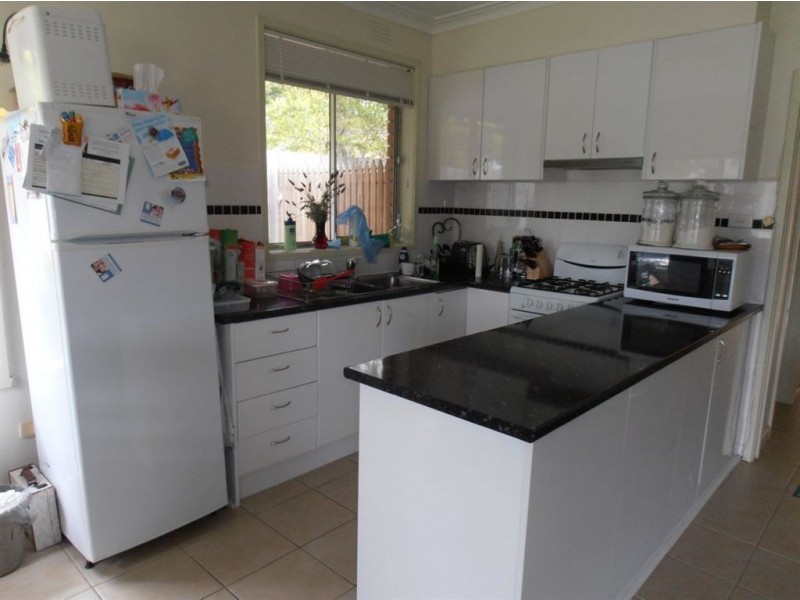 2/16 Koonalda Grove, Dandenong North VIC 3175