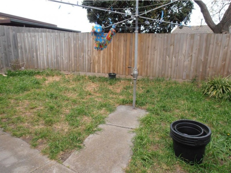 2/16 Koonalda Grove, Dandenong North VIC 3175