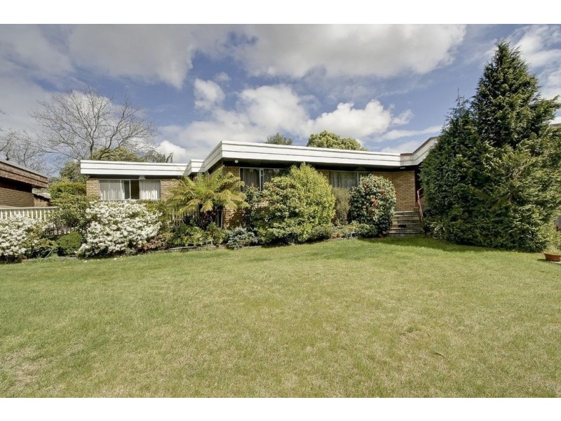 1 Hertford Crescent, Wheelers Hill VIC 3150