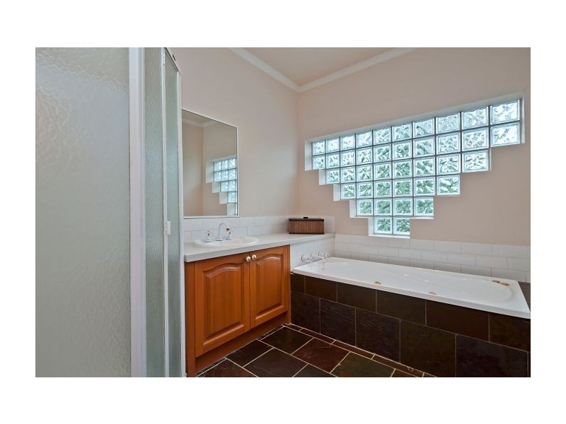 1/1 Rolls Court, Glen Waverley VIC 3150