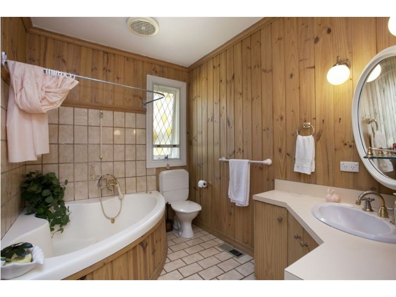 27 Delmore Crescent, Glen Waverley VIC 3150