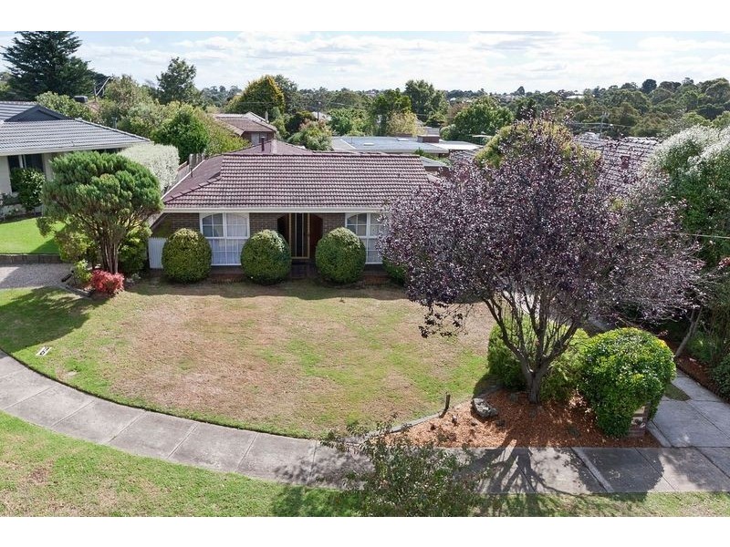 13 Ingleside Crescent, Glen Waverley VIC 3150