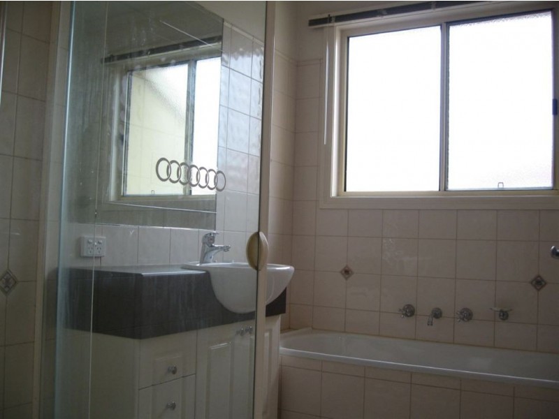 1/2 Evelyn Street, Glen Waverley VIC 3150