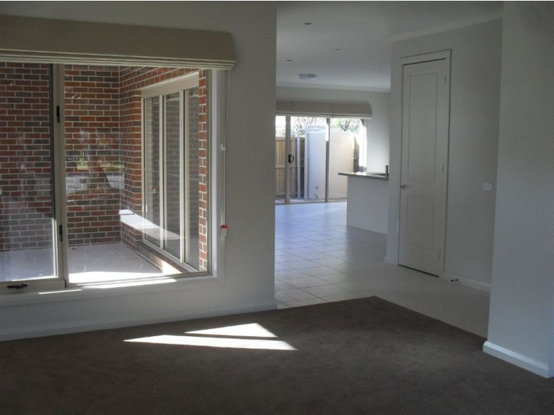 1/2 Mareeba Court, Glen Waverley VIC 3150