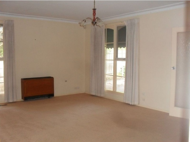 33 Gaynor Crescent, Glen Waverley VIC 3150