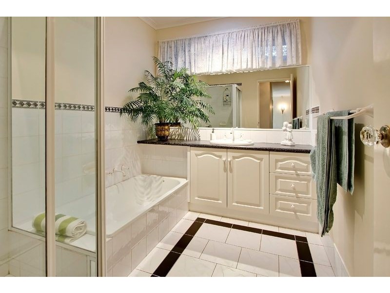 14 Snowden Drive, Glen Waverley VIC 3150