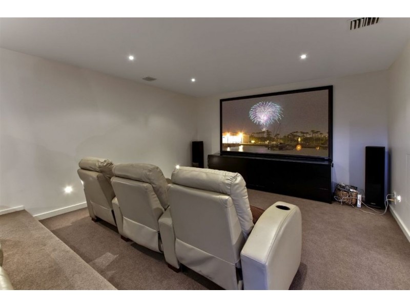 8 Erskine Crescent, Wheelers Hill VIC 3150