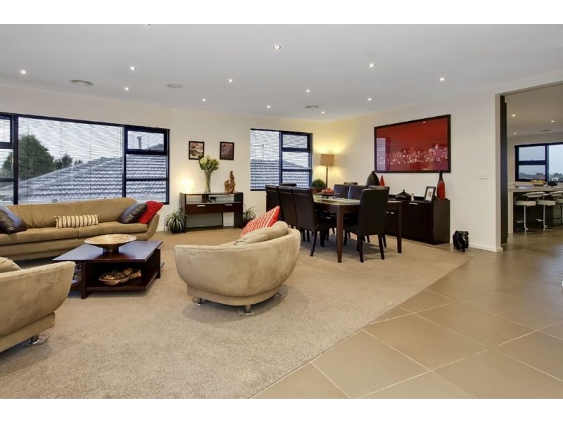 8 Erskine Crescent, Wheelers Hill VIC 3150