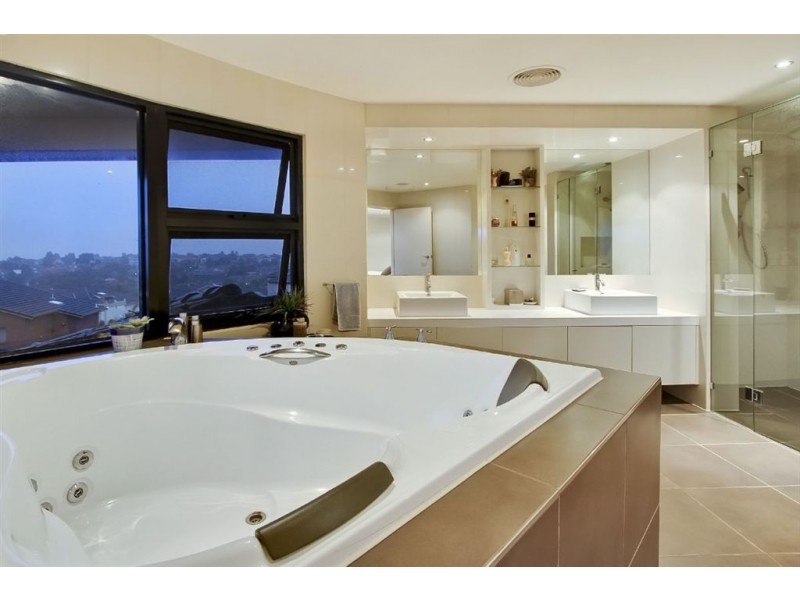 8 Erskine Crescent, Wheelers Hill VIC 3150