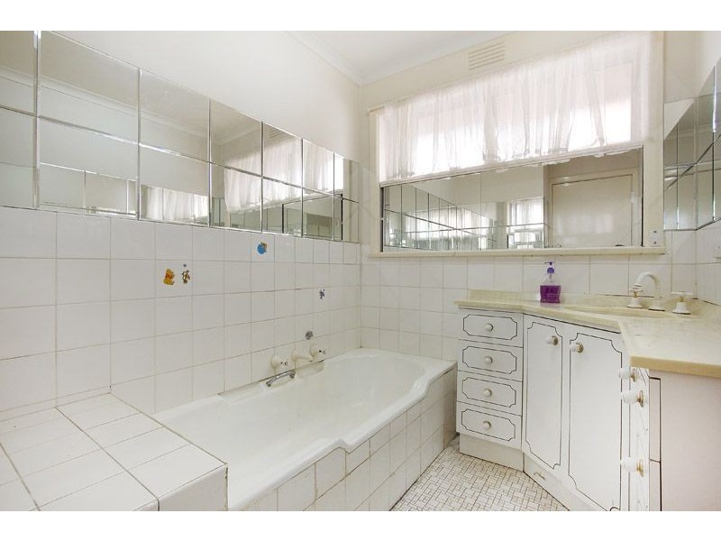 25 Witchwood Crescent, Burwood East VIC 3151