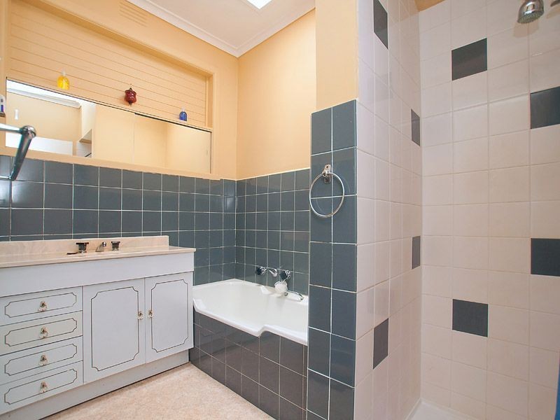 136 Watsons Road, Glen Waverley VIC 3150