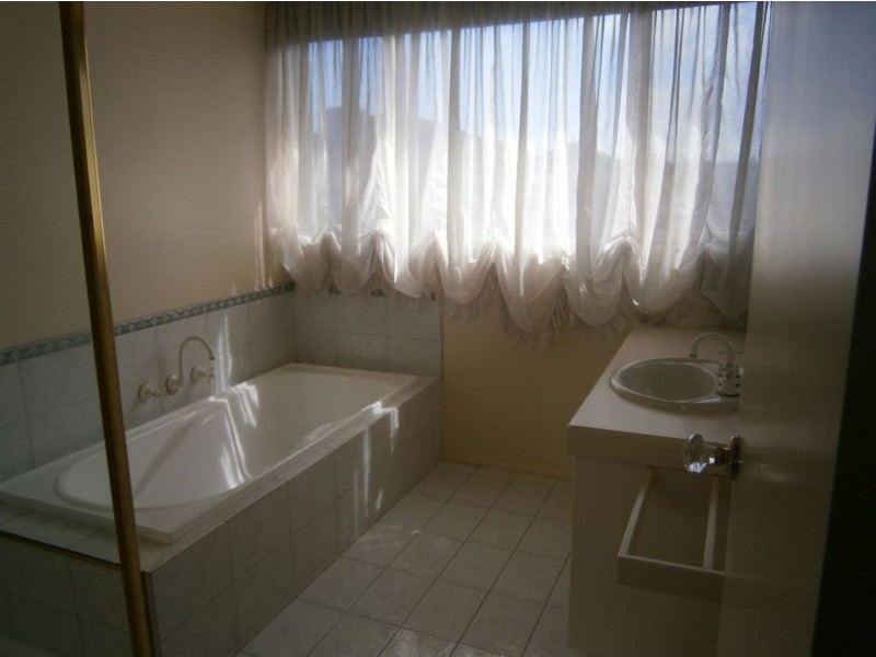 2 Latham Court, Glen Waverley VIC 3150