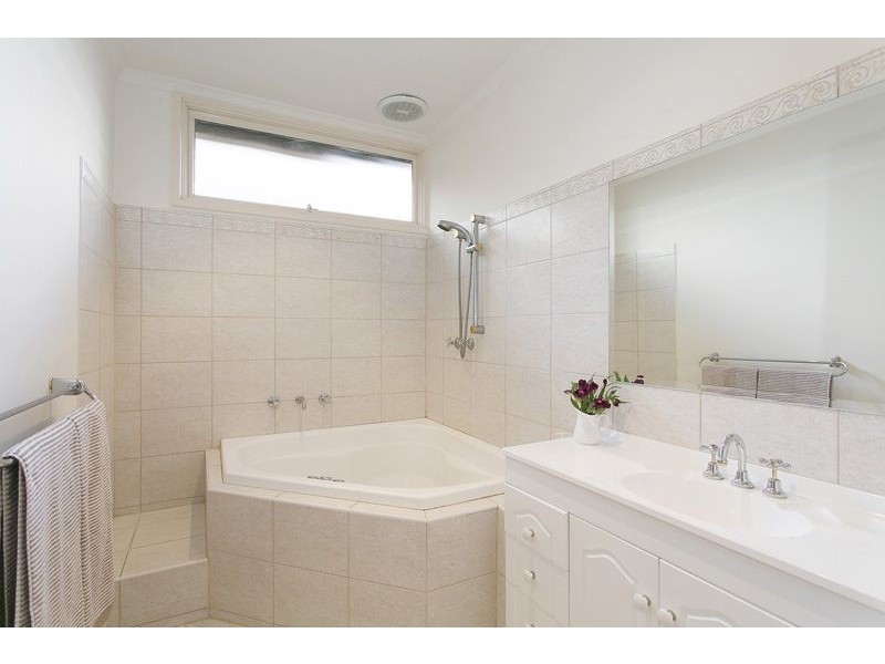 8 Glenville Road, Glen Waverley VIC 3150